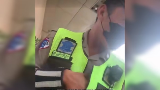 Tangkapan layar oknum Polantas di Medan diduga melakukan pungli. [Istimewa]